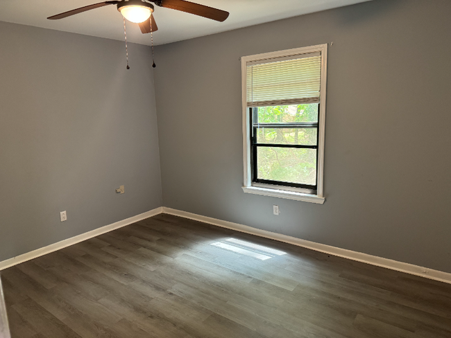 Building Photo - 575 Springwood Dr