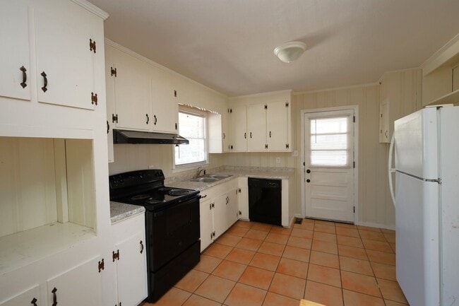 Building Photo - 1200 Dellwood Dr