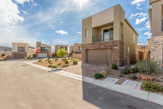 Building Photo - Gorgeous 3 Bedroom home in the gated Belte...