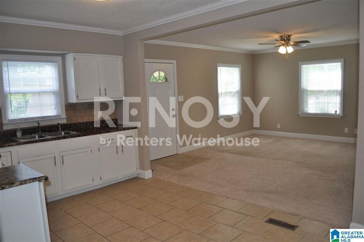 Foto del edificio - 3-Bed, 2-Bath Birmingham Home with Carport and Fenced Yard in West End Minor