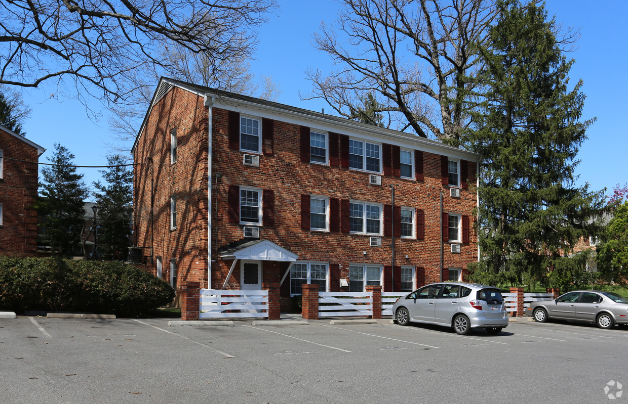 Building Photo - Village Green Condominium