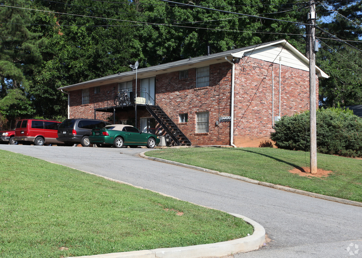 Primary Photo - Colonial Place Apartments