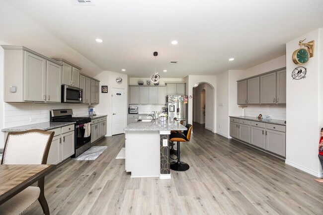 Foto del edificio - 3229 Trails End Rd