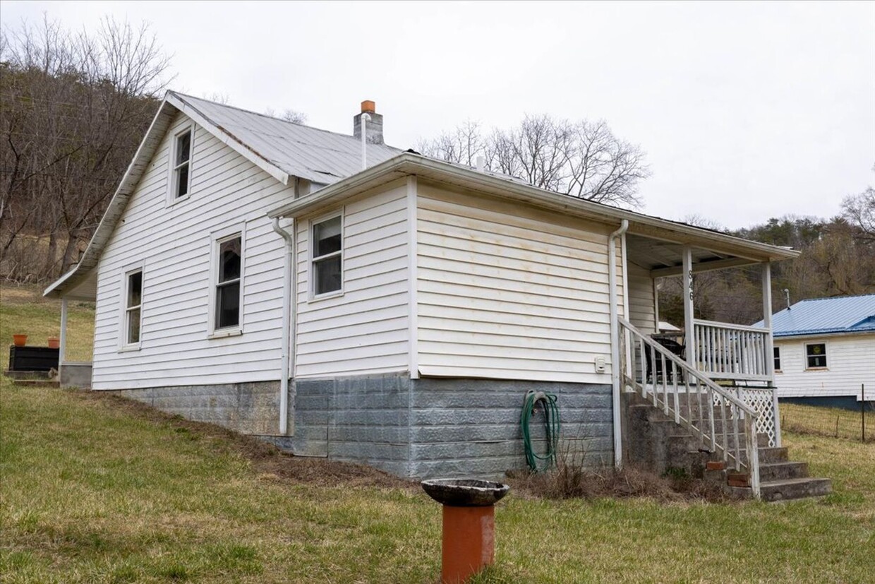 Primary Photo - Cozy Living in a Convenient Christiansburg...