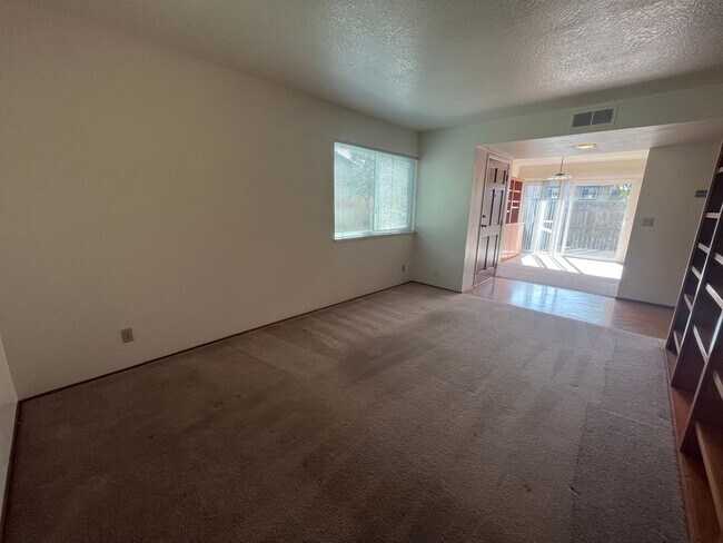 Foto del edificio - Spacious 4bed 2bath home available now!