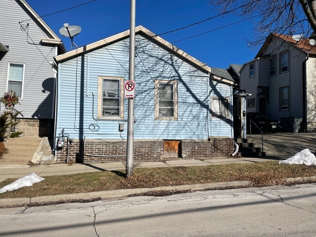 Building Photo - 828 E Pearson St