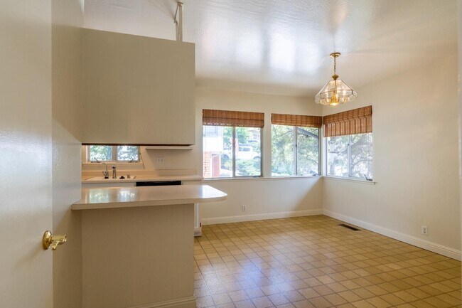 Building Photo - 1091 Park Pacifica Ave
