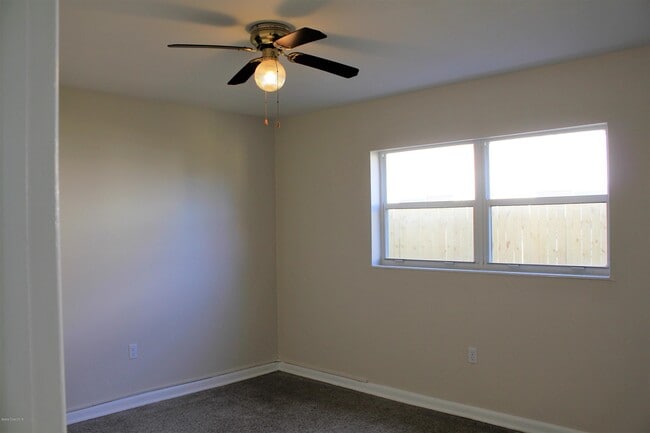 Building Photo - 651 Palm Dr