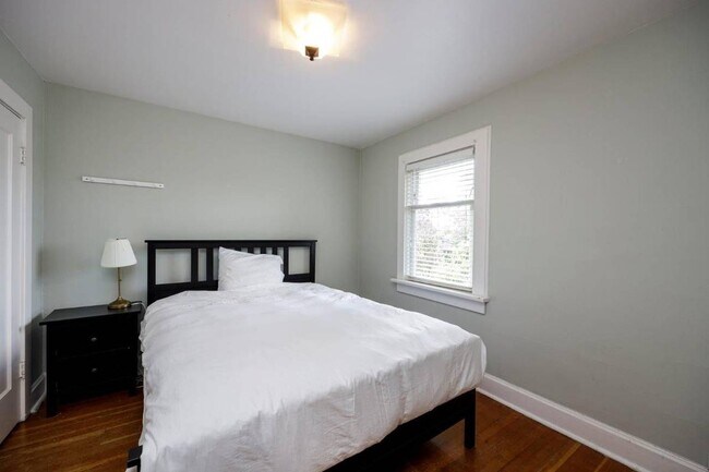 Photo du bâtiment - 1494 40th Av W