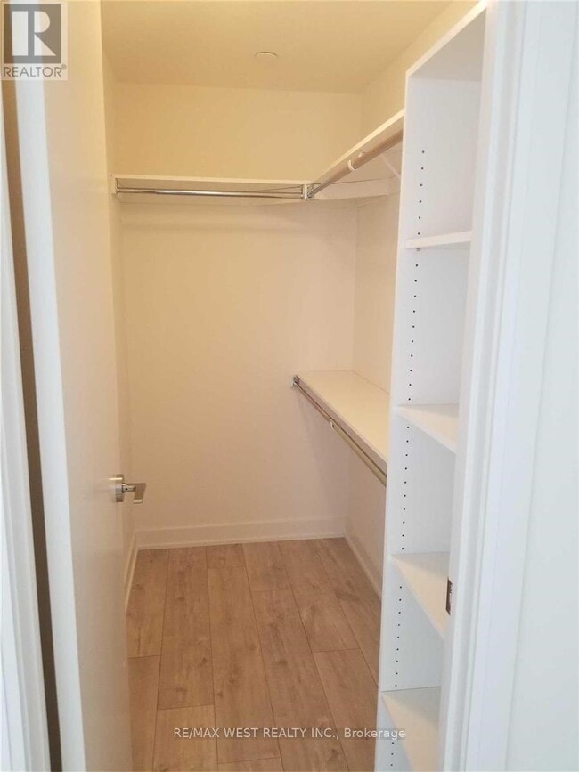 Building Photo - 576 Front St W