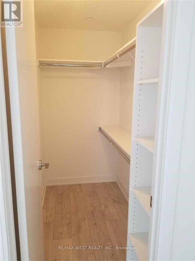 Photo du bâtiment - 576 Front St W