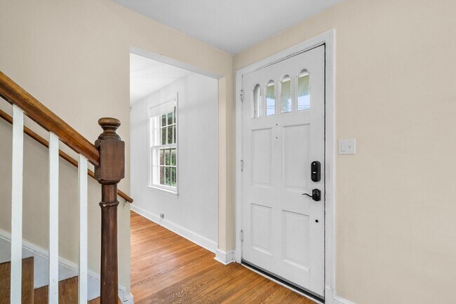 Building Photo - 3 Bed 2.5 Bath - Silver Spring Colonial - ...