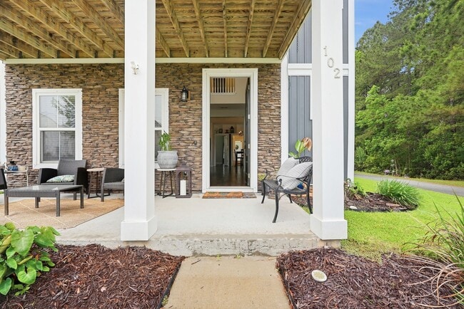 Building Photo - Like New Home For Lease in Rice Creek!
