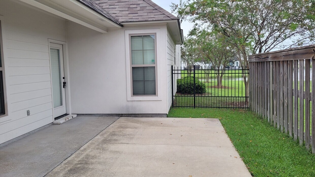 Primary Photo - Beautiful 4 bedroom home on the lake!