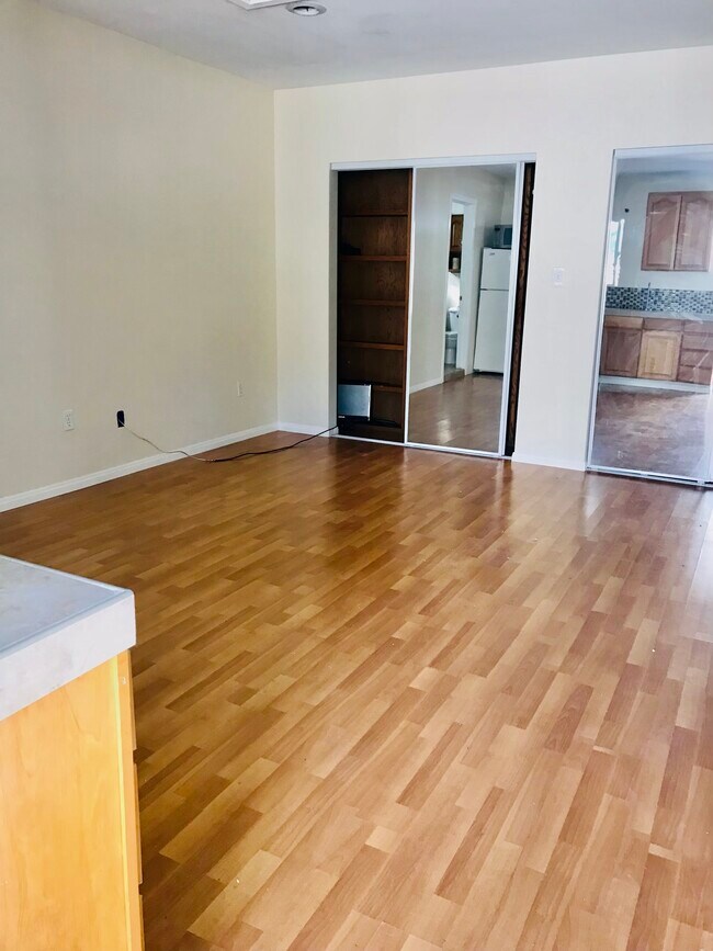 Building Photo - 4560 Simpson Ave
