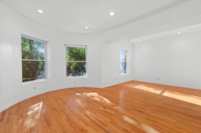 Building Photo - 4404 S Prairie Ave