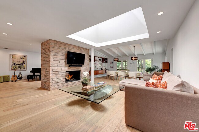 Foto del edificio - 16012 Meadowcrest Rd