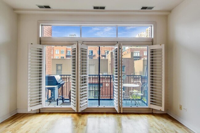 Foto del edificio - 330 N Clinton St