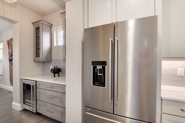 Building Photo - Furnished Home - Move in Ready!