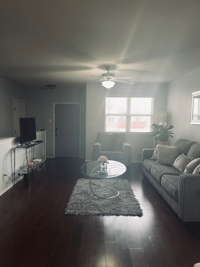 Foto del edificio - 1325 N Indiana Ave