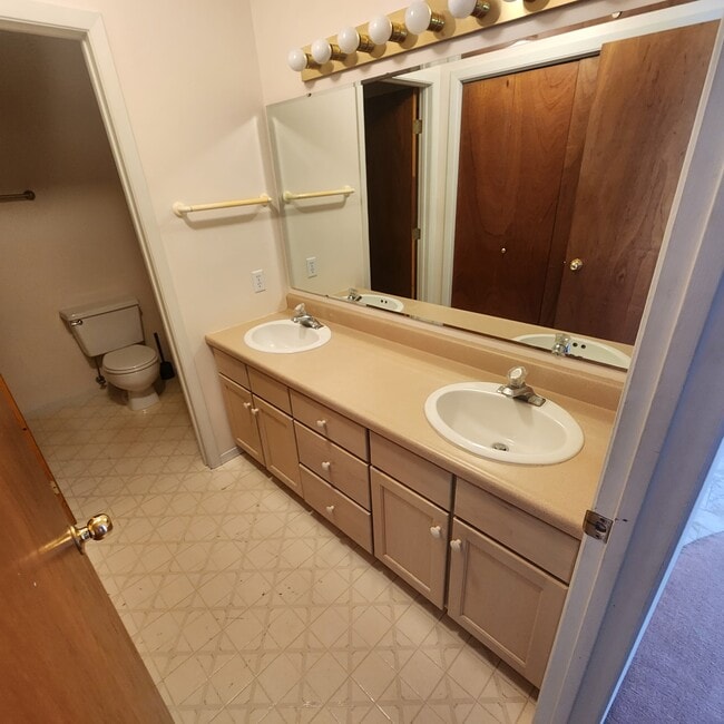 Building Photo - 207 Quinella St