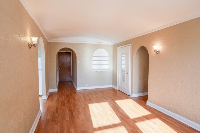 Building Photo - 1108 W Rosemont Ave