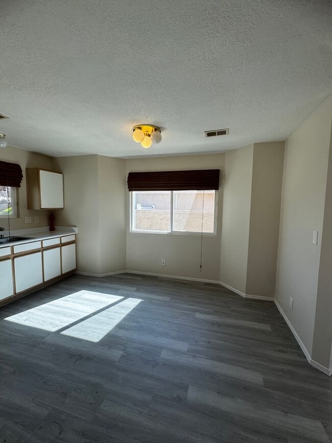 Building Photo - 3 bedroom home Northern Meadows