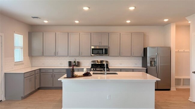 Building Photo - 83 Hereford Lp