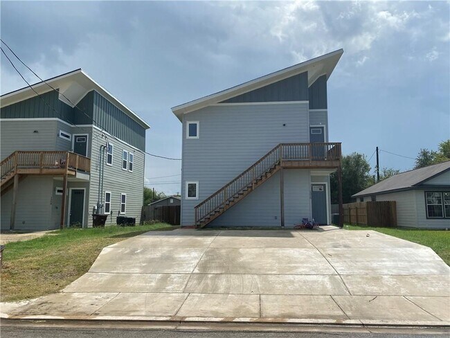 Foto del edificio - 1310 Hausman Dr
