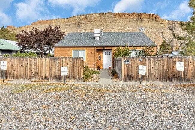 Building Photo - 2 bedroom in Prime Palisade Location