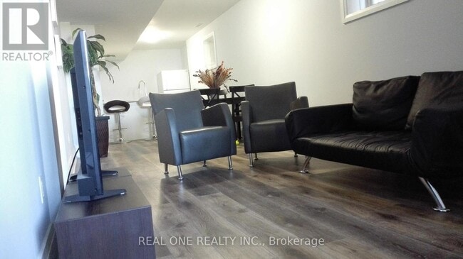 Building Photo - 62 Sunnypoint Crescent