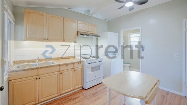 Building Photo - Unit B