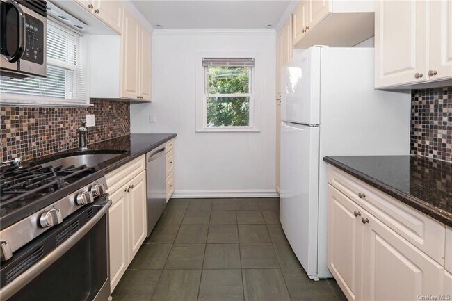 Building Photo - 109 Hillside Pl