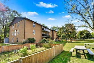 Building Photo - Park Place on Village Green Apartments