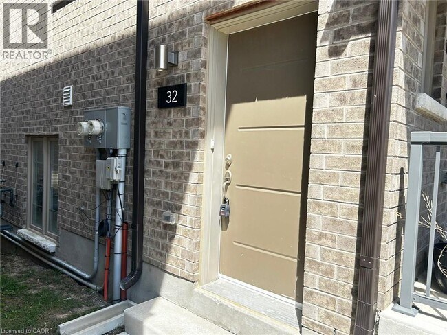 Building Photo - 205 W Oak Trl
