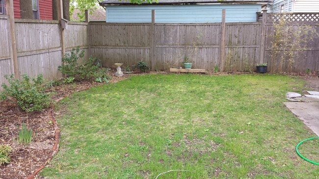 Building Photo - 950 Elm St