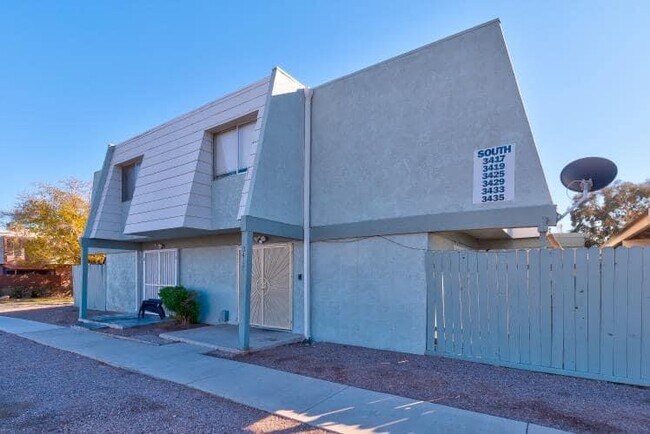 Building Photo - 3417 Villa Knolls S Dr