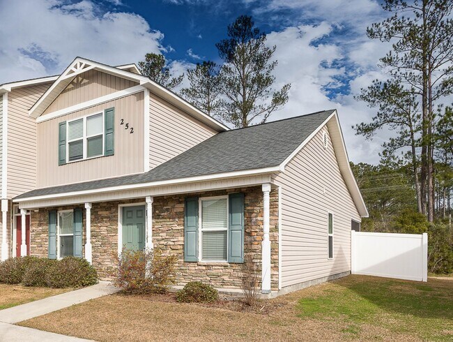 Foto del edificio - COMING IN SEPTEMBER Beautiful townhome in ...