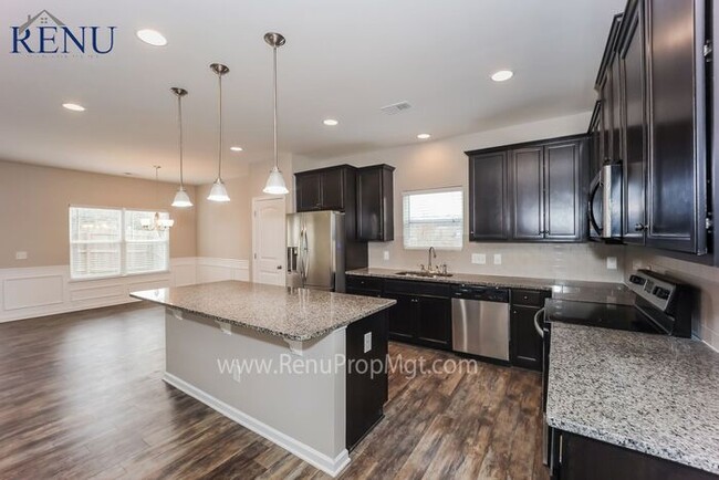 Building Photo - Now Available! 4 Bedroom 3 Bath!