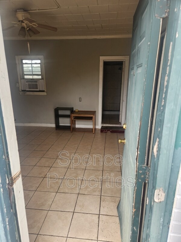 Foto del edificio - 564 W James Lee Blvd