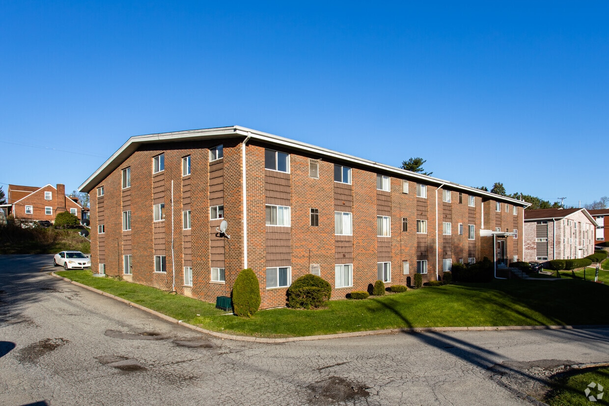 Mifflin Estates Apartments in West Mifflin, PA