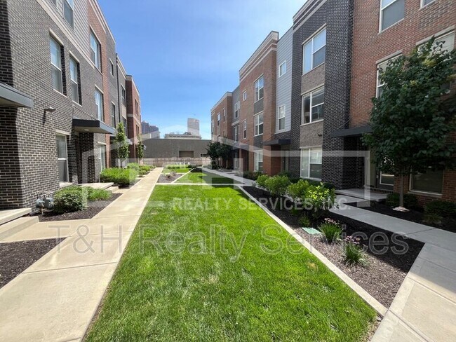 Building Photo - 731 Perth Ln