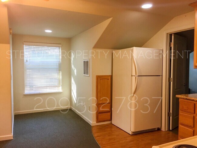 Building Photo - Conveniently located 1 Bed, 1 Bath Apartme...