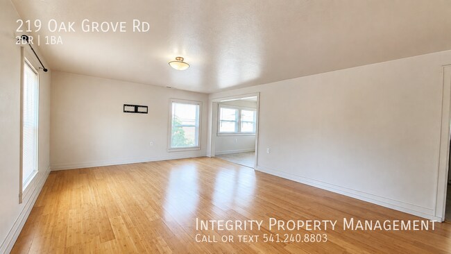 Foto del edificio - 219 Oak Grove Rd