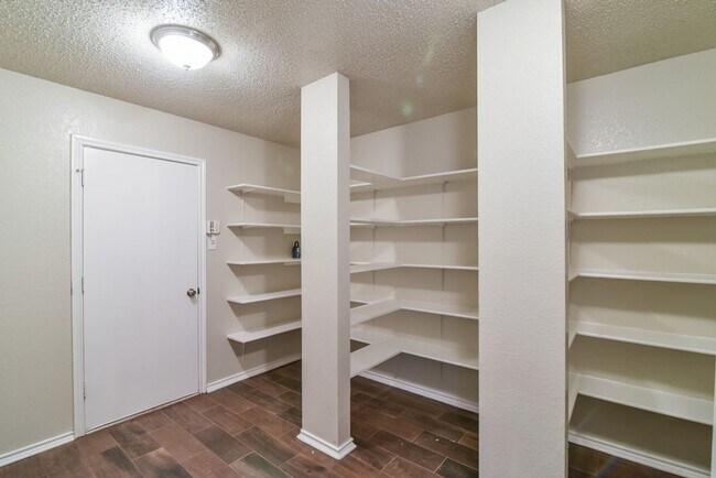 Building Photo - Large S. Arlington Home