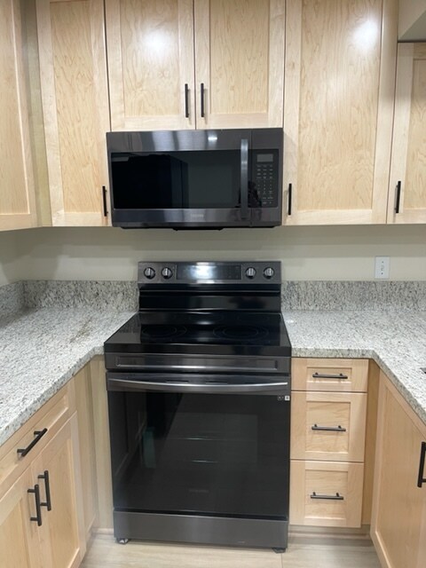 Black Stainless Steel Electric Range and Microwave - 436 S Marengo Ave