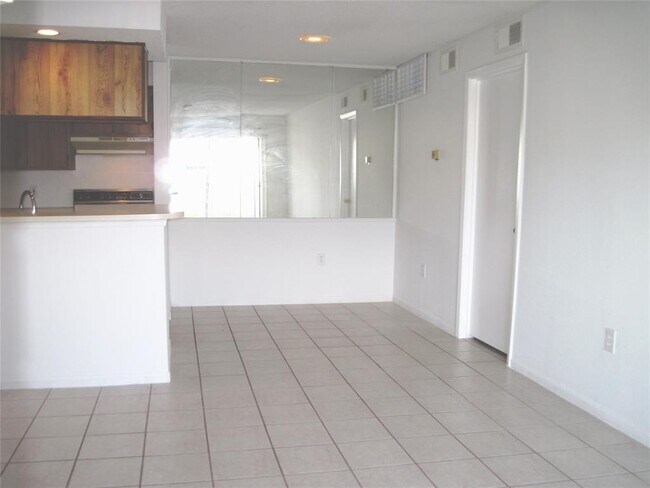 Foto del edificio - 250 El Dorado Blvd