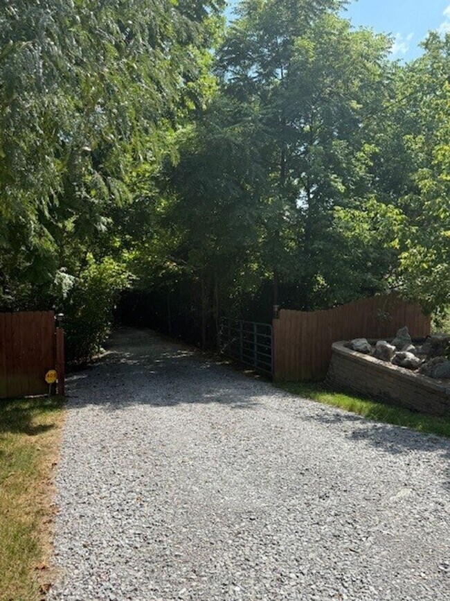 Foto del edificio - Available Now Spacious 3 Bedroom Home on Private Acreage!