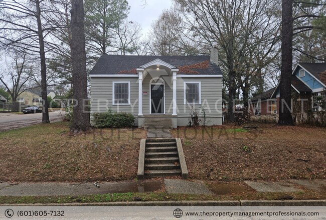 Building Photo - Really cute, traditional home in a Histori...