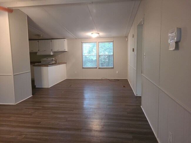 Foto del edificio - 3 Bedroom 2 Bathroom with a partially fenc...